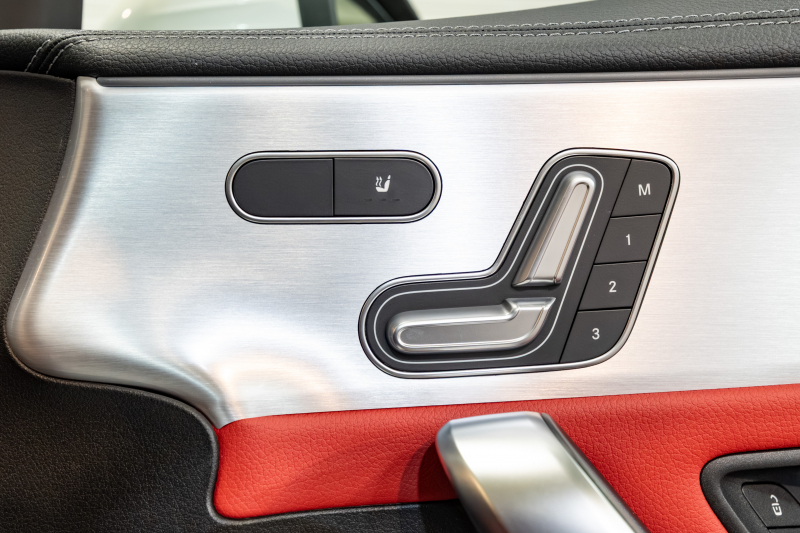 メルセデス・ベンツ CLA200d AMGライン 黒赤レザーが映える上質セダン