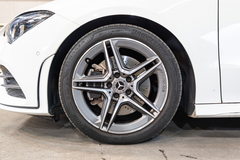 メルセデス・ベンツ CLA200d AMGライン 黒赤レザーが映える上質セダン