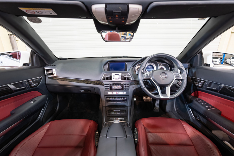 メルセデスベンツ E250カブリオレ 後期モデル 赤幌×赤革が魅力の上質オープン