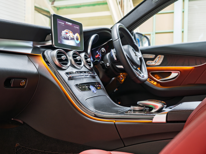 クランベリーレッドレザーが魅力のC200 アバンギャルド AMGライン