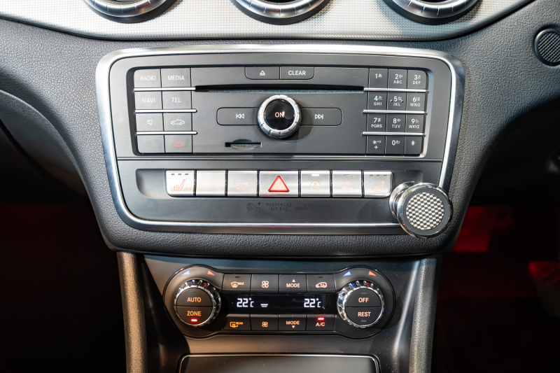 パノラマサンルーフ装備のCLA220 4MATIC シューティングブレークをご紹介