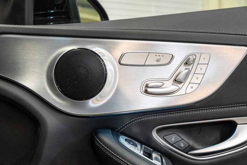 メルセデス・ベンツ Cクラス C300クーペ|上質さと走りを楽しめる一台