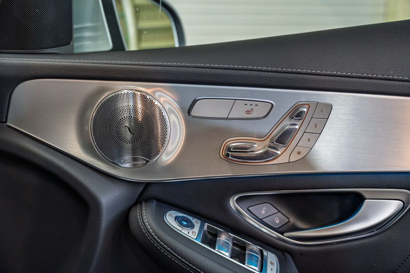 メルセデス・ベンツ GLC220d スポーツをご紹介!上質な本革シートと充実の安全装備