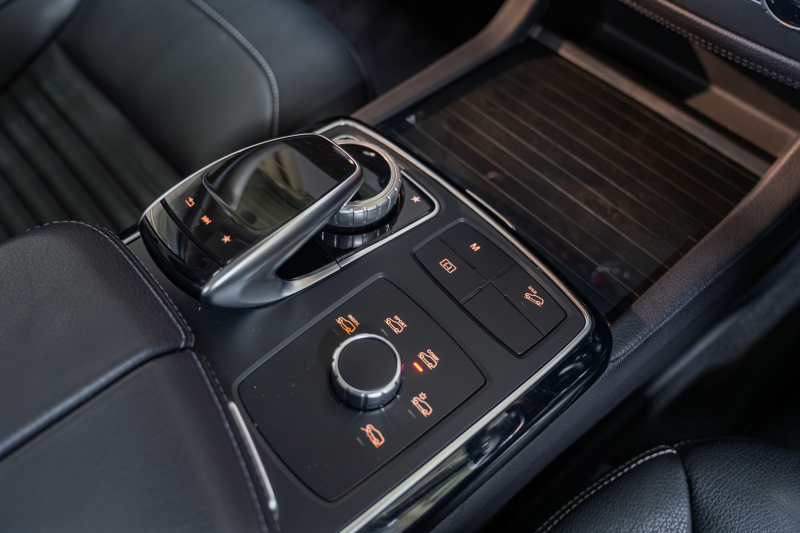 メルセデス・ベンツ GLE350d 4MATIC スポーツ|上質な黒革と力強い走りが魅力のSUV