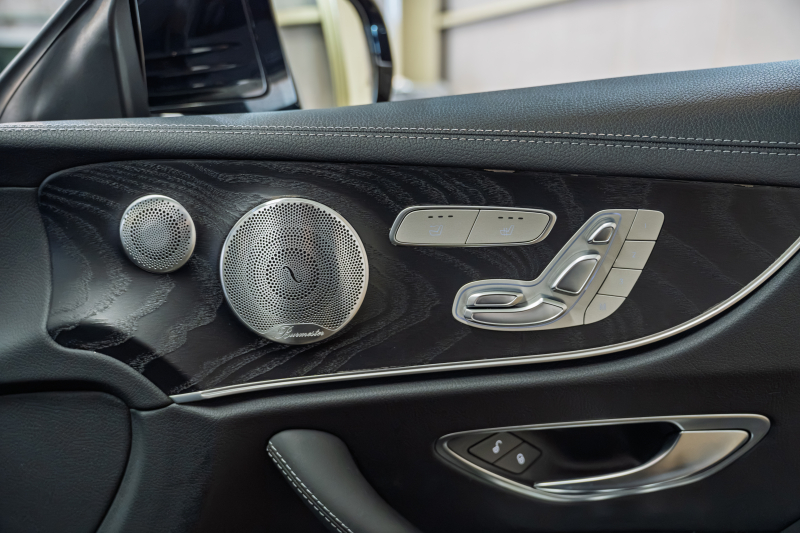 メルセデス・ベンツ E200 カブリオレ|上質な黒革と赤幌で楽しむオープンカーの魅力